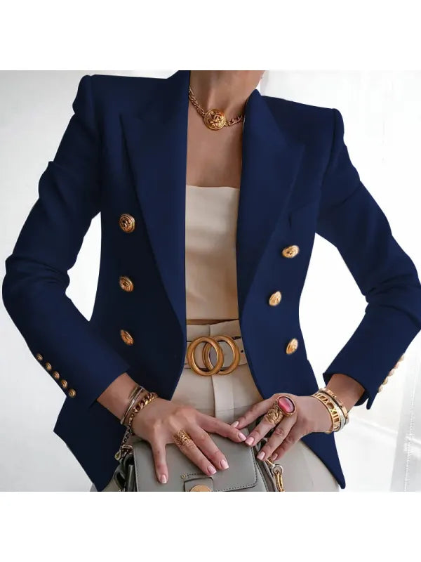 Eine Frau trägt einen Blazer aus altem Geld in Marinefarbe mit goldenem Knopfdesign