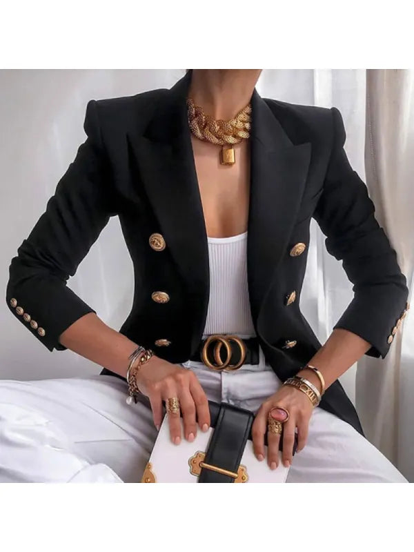 Eine Frau trägt einen schwarzen Blazer aus altem Geld mit goldenem Knopfdesign