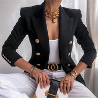 Eine Frau trägt einen schwarzen Blazer aus altem Geld mit goldenem Knopfdesign