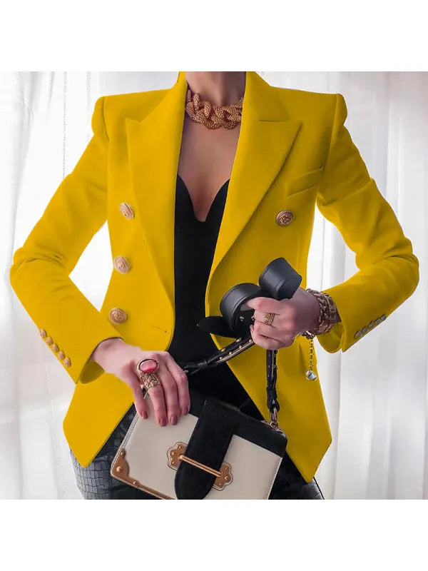 Eine Frau trägt einen Gelb Blazer aus altem Geld mit goldenem Knopfdesign