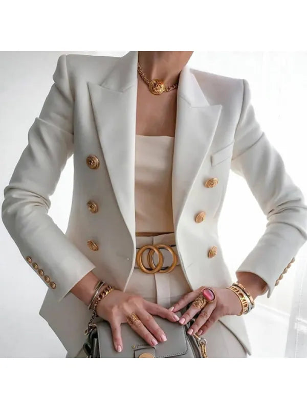 Eine Frau trägt einen weißen Blazer aus altem Geld mit goldenem Knopfdesign