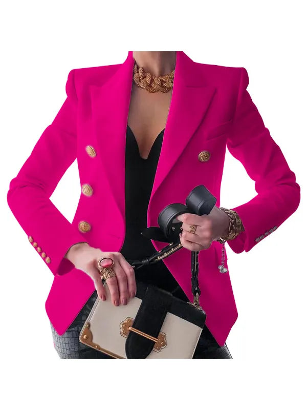 Eine Frau trägt einen rosa Blazer aus altem Geld mit goldenem Knopfdesign