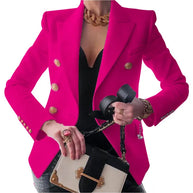 Eine Frau trägt einen rosa Blazer aus altem Geld mit goldenem Knopfdesign