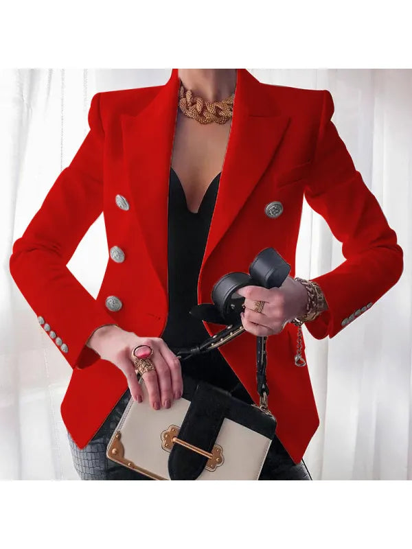 Eine Frau trägt einen roten Blazer aus altem Geld mit goldenem Knopfdesign