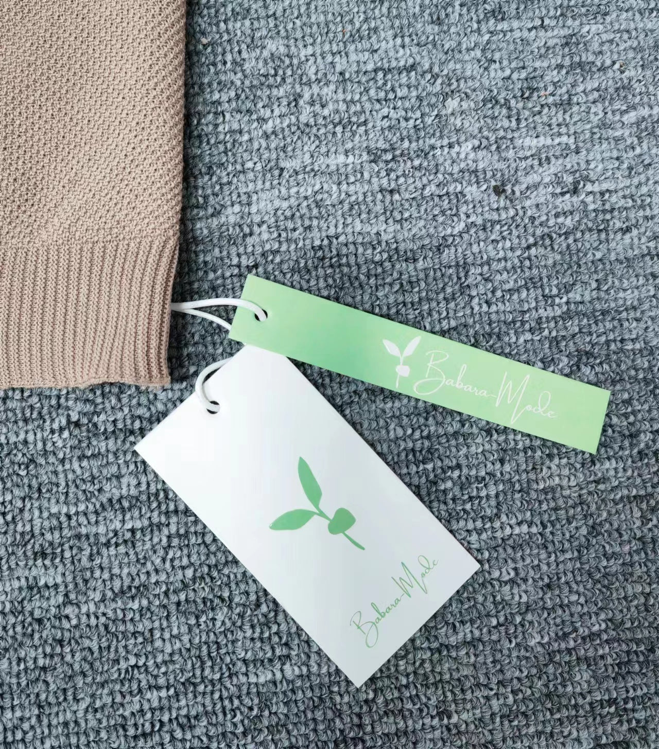 W&W - Goldfarbener einfarbiger Pullover mit Rundhalsausschnitt