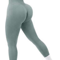 Eine Frau trägt nahtlose Leggings und präsentiert das Design und die Passform