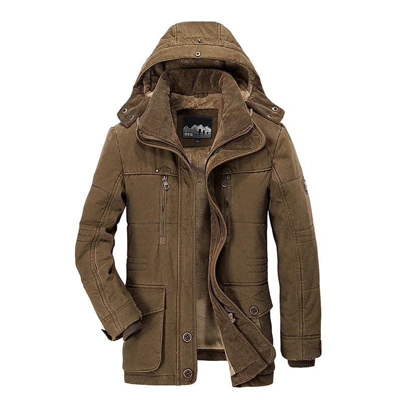 Braune Winterjacke mit Mehrfachtaschen auf weißem Hintergrund