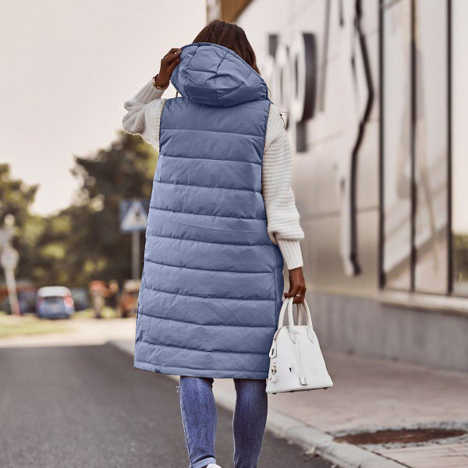 Rückbild einer Frau mit einem langen marineblauen Bodywarmer mit Kapuze