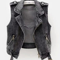 Frontdesign der wandelbaren Jeansweste mit Tasche