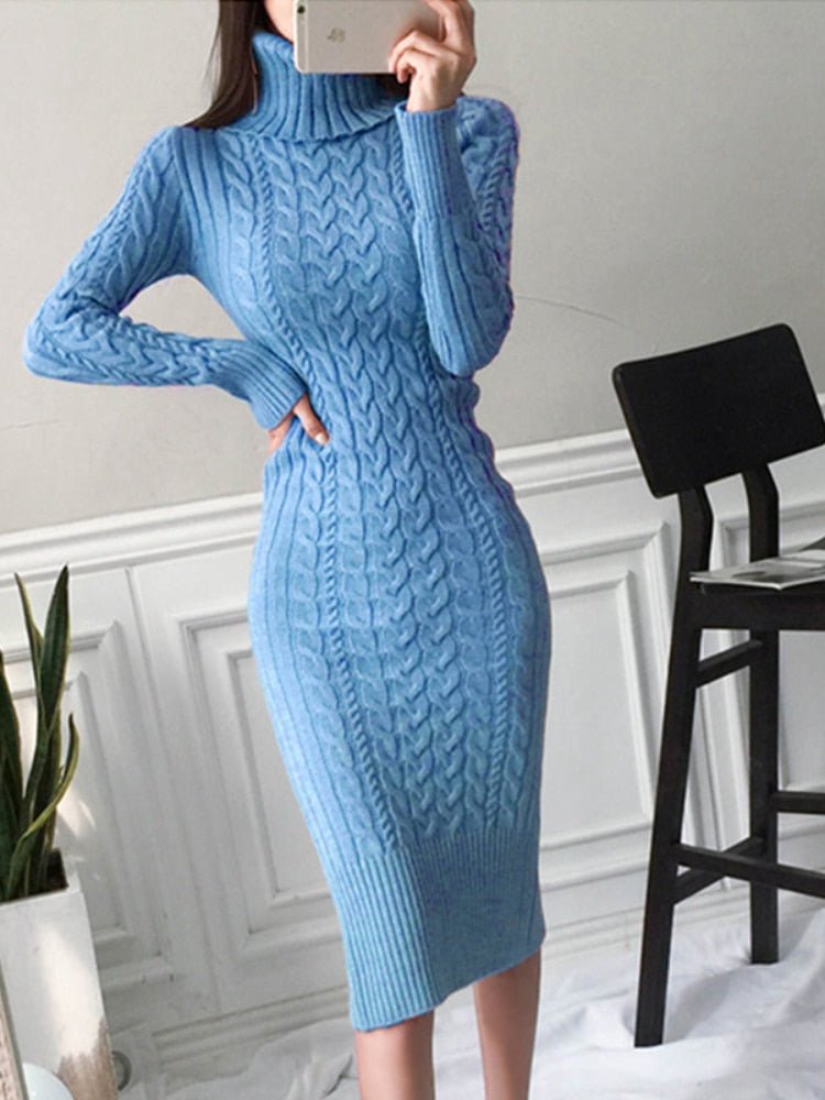 Spiegel-Selfie einer Frau im blauen Strickkleid