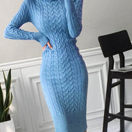 Spiegel-Selfie einer Frau im blauen Strickkleid