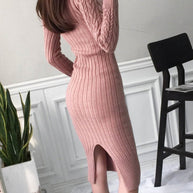 Rückenansicht einer Frau die ein Rosa Strickkleid trägt
