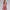 Frau die ein rosa retrozo edles mittel-langes Kleid trägt