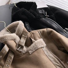 Nahaufnahme von walnuss braun und perle schwarz edge lederjacke, auf kleiderbügeln