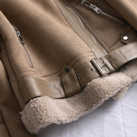 Eine detaillierte ansicht des unteren bereichs einer walnuss braun edge lederjacke