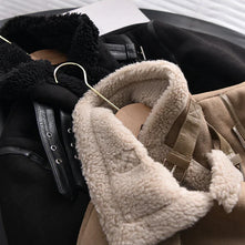 Walnuss braun und perle schwarz edge lederjacke beide auf kleiderbügeln ausgestellt