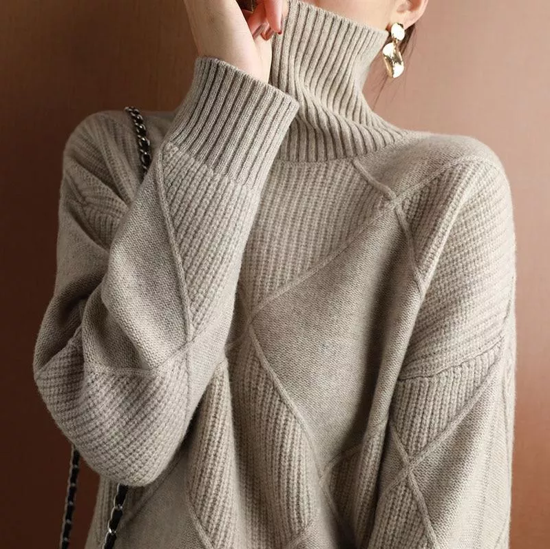 Ein mensch in einem lose grau rollkragenpullover 