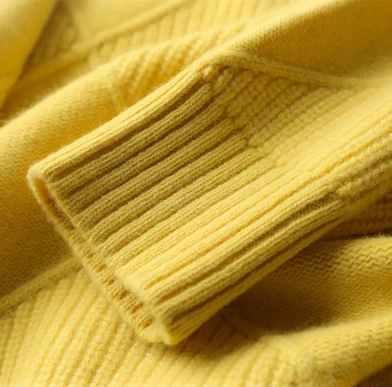 Nahaufnahme eines lose gelb rollkragenpullover 
