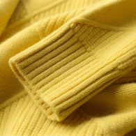 Nahaufnahme eines lose gelb rollkragenpullover 