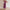 Model in einem paars kleid mit v-ausschnitt