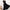 Model in einem schwarz kleid mit v-ausschnitt, elegant stehend vor einem minimalistischen hintergrund