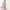 Model in einem champagner kleid mit v-ausschnitt, elegant stehend vor einem minimalistischen hintergrund