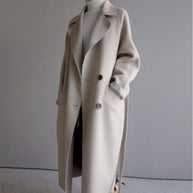 Langer beige wollmantel, getragen mit einem pullover