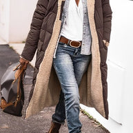 Eine frau in einem langer, bequemer braun mantel und jeans