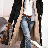 Eine frau in einem langer, bequemer schwarz mantel und jeans