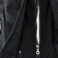 Innenansicht einer schwarz lederjacke mit zwei reißverschlüssen