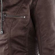 Braun lederjacke mit hervorgehobenem reißverschlusstaschen auf der brust