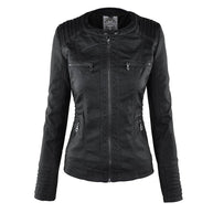 Frontansicht einer schwarz lederjacke mit kapuze