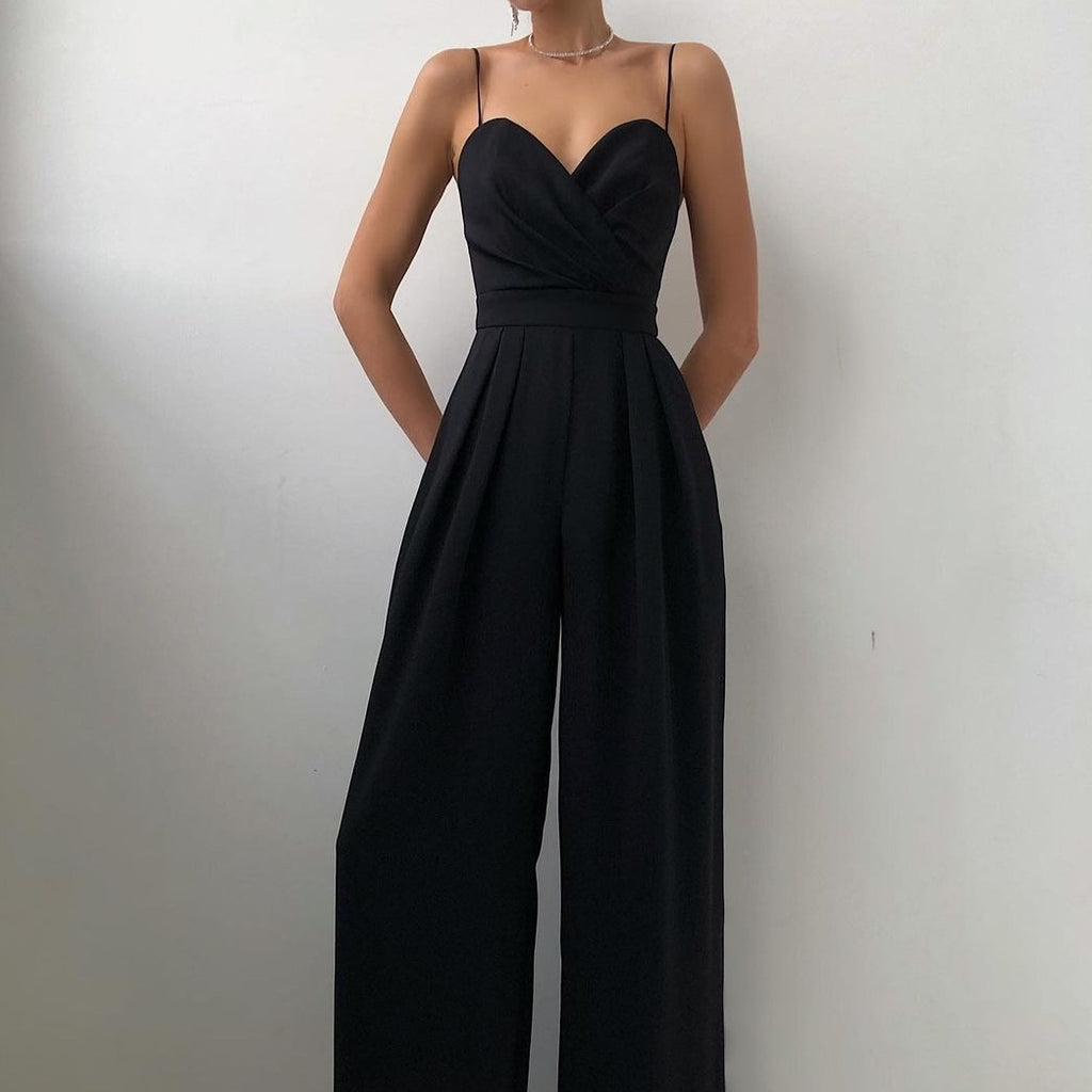 Model trägt einen schwarz sexy riemen-overall