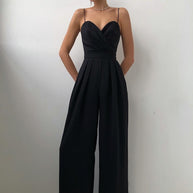Model trägt einen schwarz sexy riemen-overall