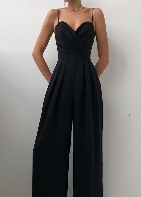 Model trägt einen schwarz sexy riemen-overall