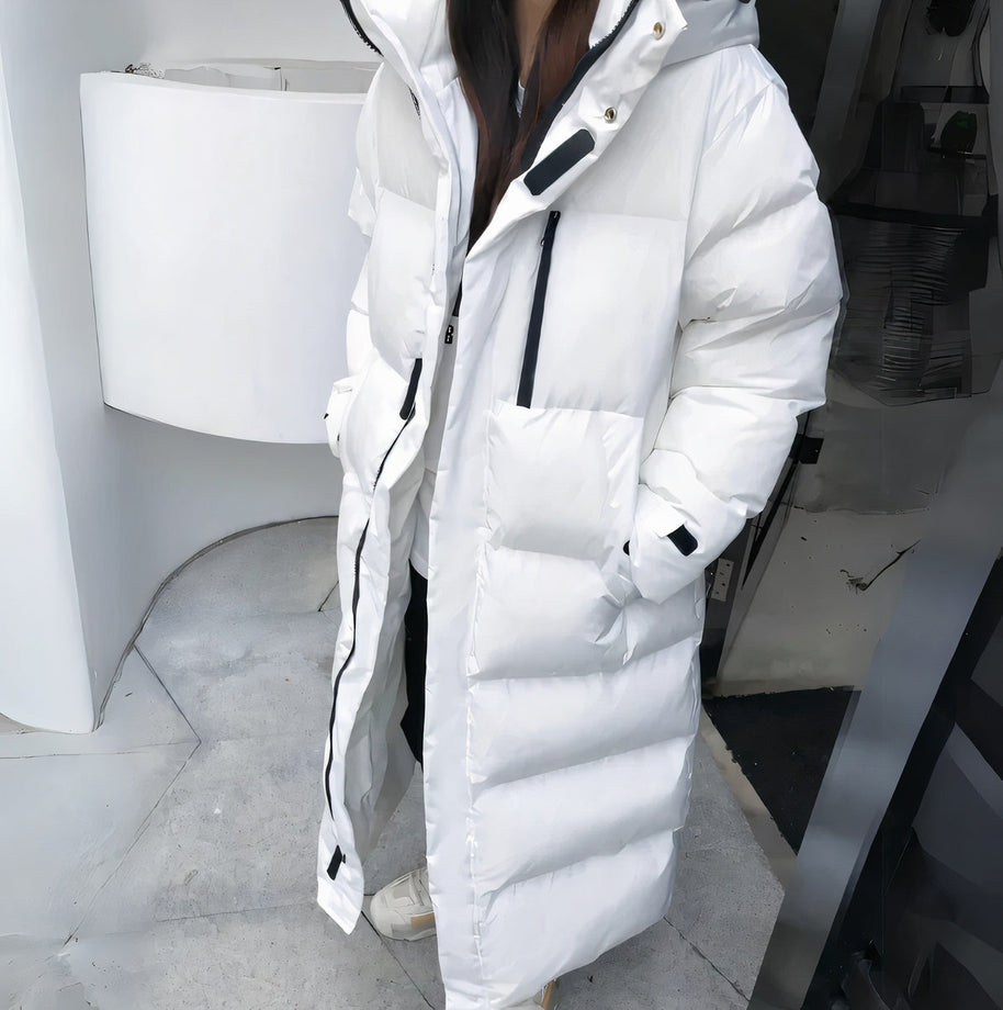 Ein modell, das einen lange weiß wasser- und winddichte jacke 