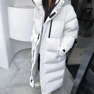 Ein modell, das einen lange weiß wasser- und winddichte jacke 