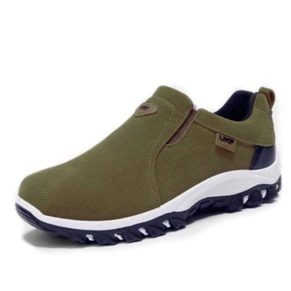 Gezeigt wird ein rutschfester Schuh im sportlichen Design mit gepolsterter Sohle für zusätzlichen Komfort und Stabilität.