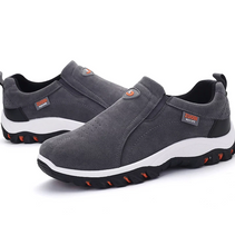Grau orthopädische schuhe auf einem weißen hintergrund