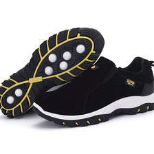 Schwarz orthopädische schuhe auf einem weißen hintergrund