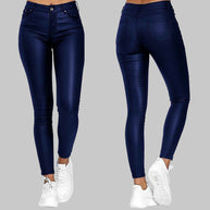 Vorder- und Rückseite einer Frau in blauen Röhrenjeans aus Leder