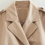 Nahaufnahme einer kurzen Jacke, die das Kragendesign hervorhebt