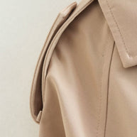 Nahaufnahme einer kurzen Jacke, die den Stoff und das Schulterdesign hervorhebt