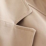 Nahaufnahme einer kurzen Jacke, die den Stoff und seine Details hervorhebt