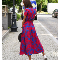 Rückansicht einer Frau in einem rot-blauen Sommerkleid