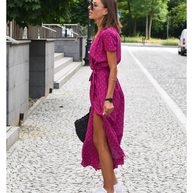 Seitenansicht einer Frau in einem langen roten Sommerkleid