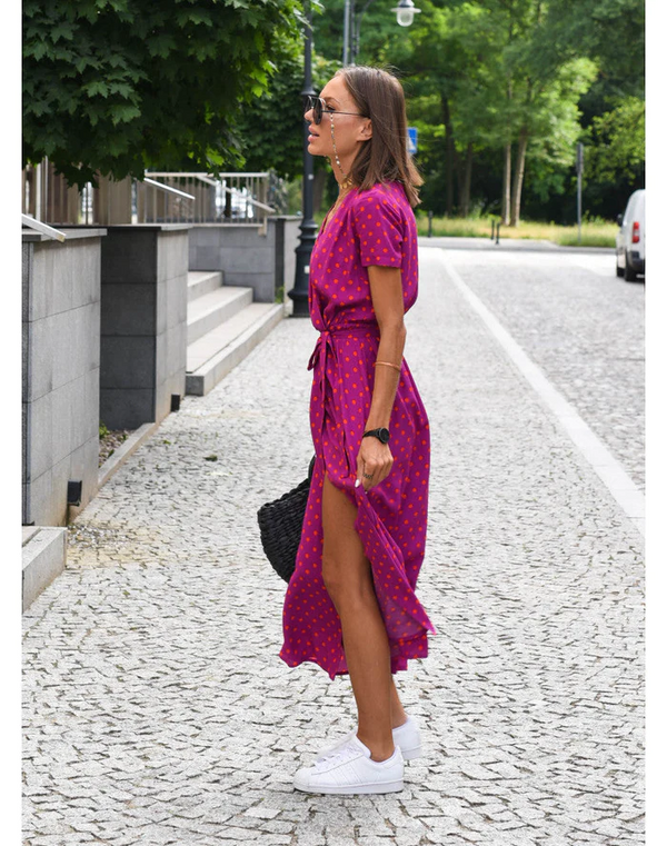 Seitenansicht einer Frau in einem langen roten Sommerkleid