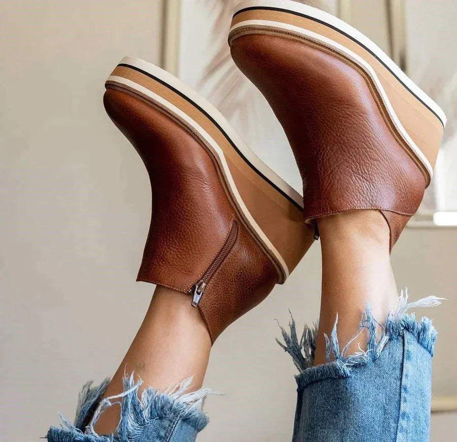 Nahaufnahme einer braunen Orthopädischen Damen-Stiefeletten beim Tragen