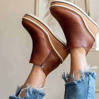 Nahaufnahme einer braunen Orthopädischen Damen-Stiefeletten beim Tragen