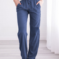 Eine Frau trägt dunkelblaue Sommerhosen